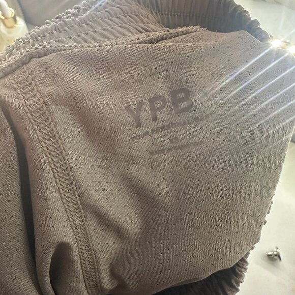 Abercrombie YPB motionTEK High Rise Lined Workout Shorts - Beige - XS - Picture 4 of 4